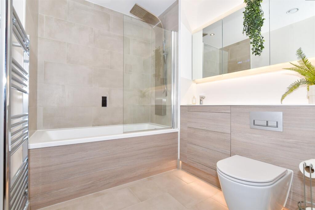 En-Suite Bathroom