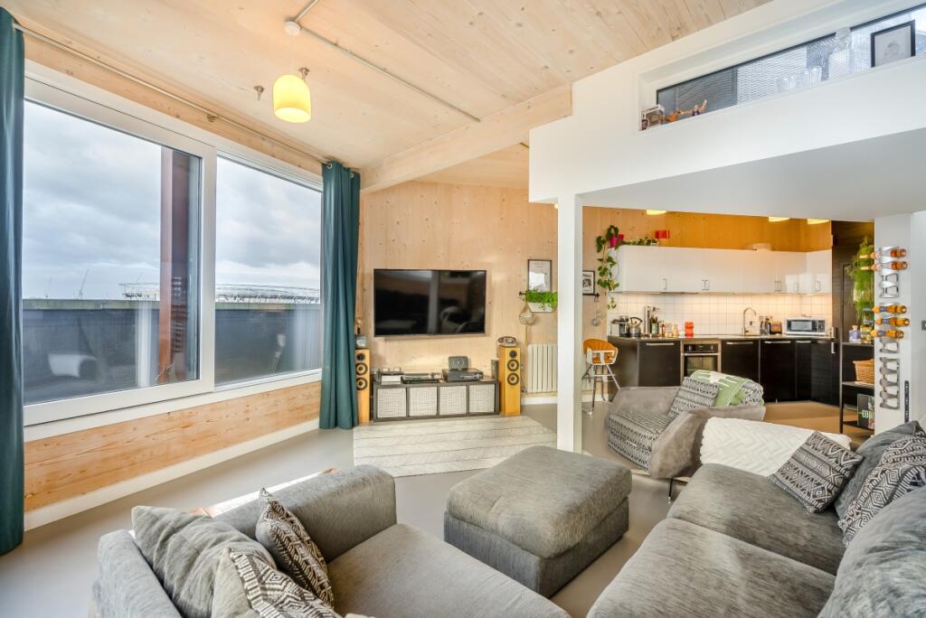 8537541-interior31