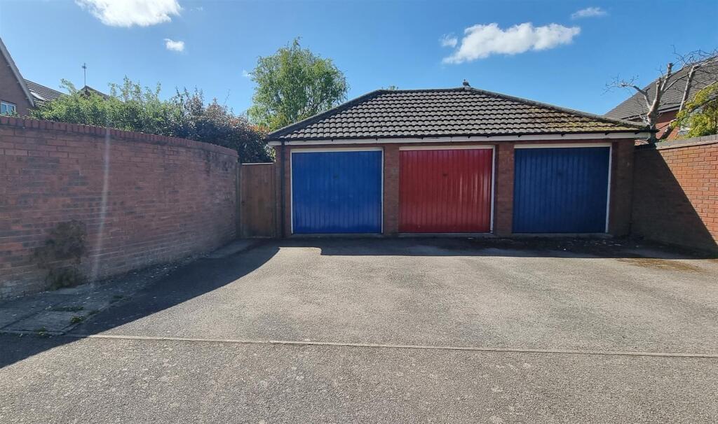 Garage &amp; Parking to rear