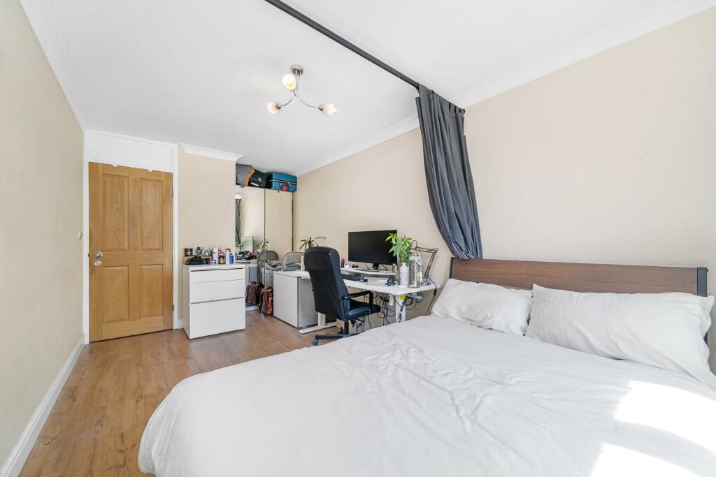 Bedroom 1 (2).JPG