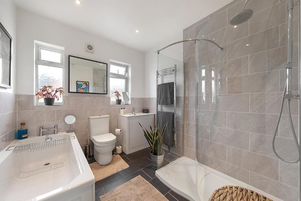 Bathroom (1).jpg