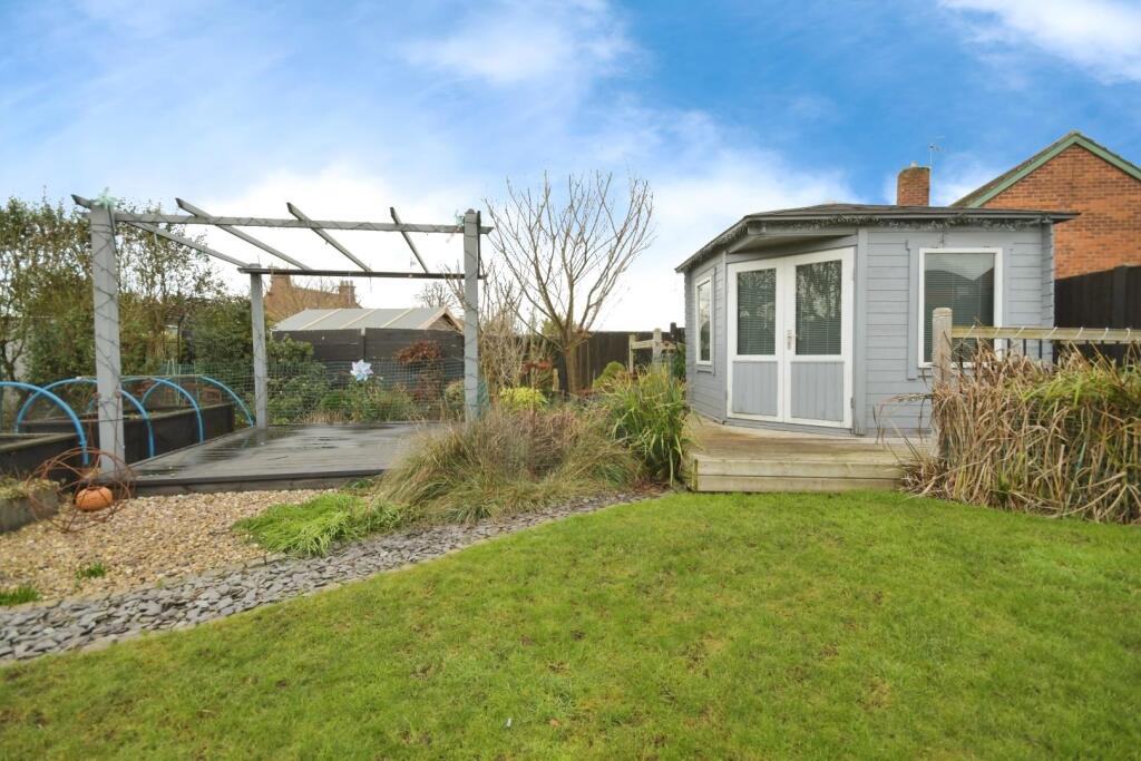 REAR GARDEN 10.jpg