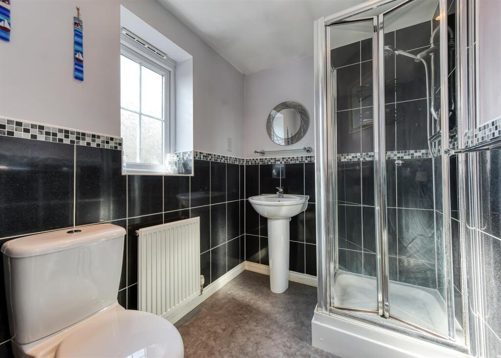 8 Oaklands-En Suite.jpg