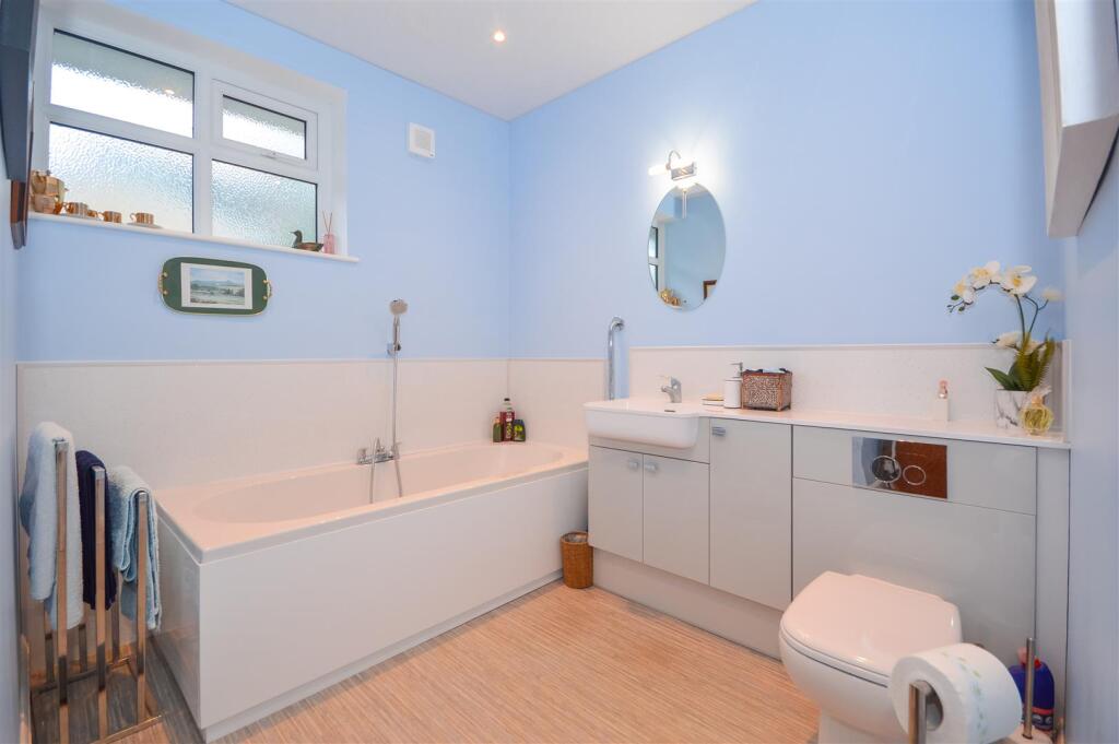 BATHROOM/W.C.