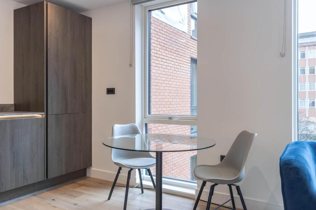 Lounge/Dining Area
