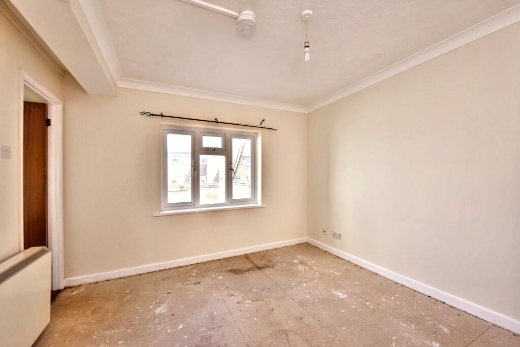 9A Oulton Hall, Marine Parade, Claton-on-Sea CO15 6JU