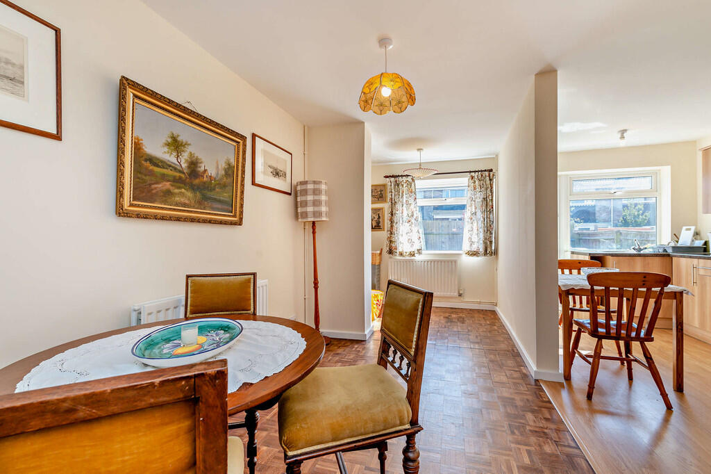 8640619-interior1...