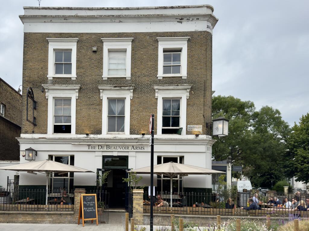 The De Beauvoir Arms Pub