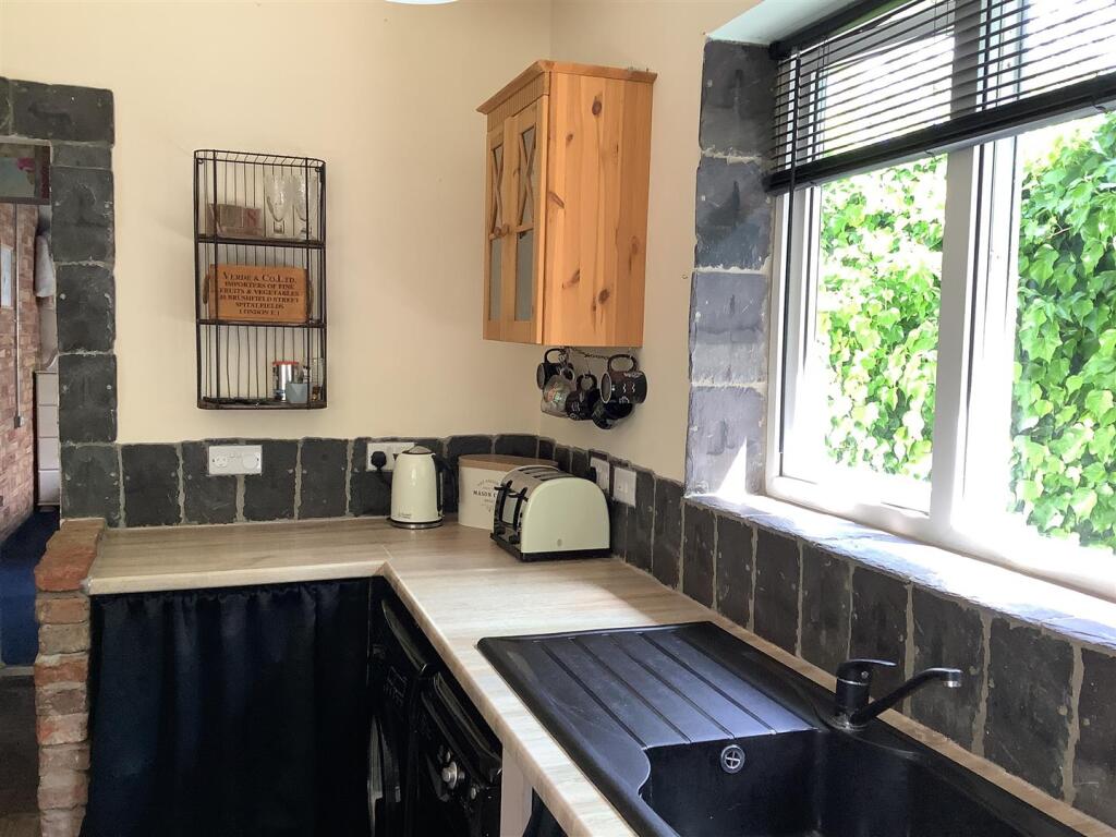 kitche work top.jpg