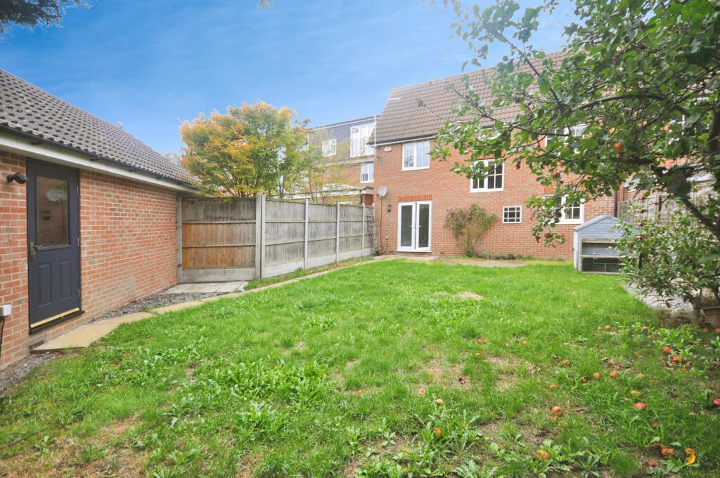 df55a1b9-Rear 20Garden 20Reverse.JPG