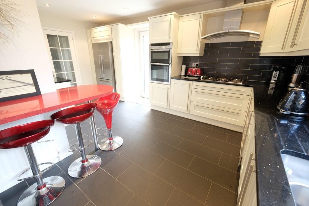 KITCHEN/BREAKFAST