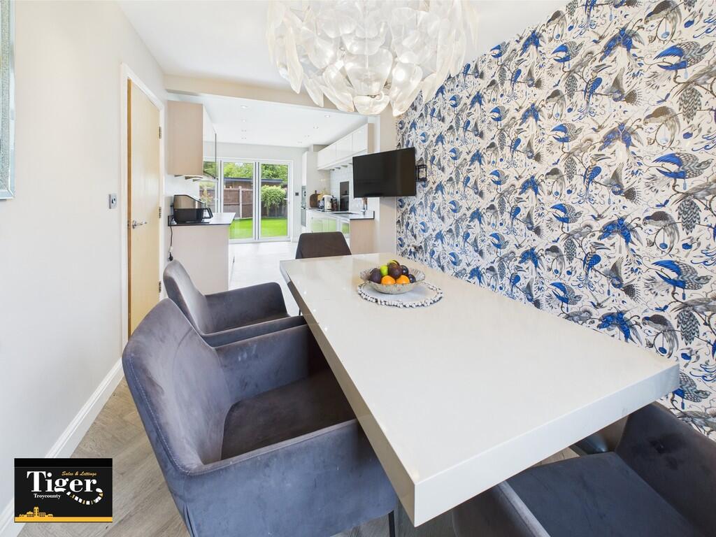 CAM02176G0-PR0571...