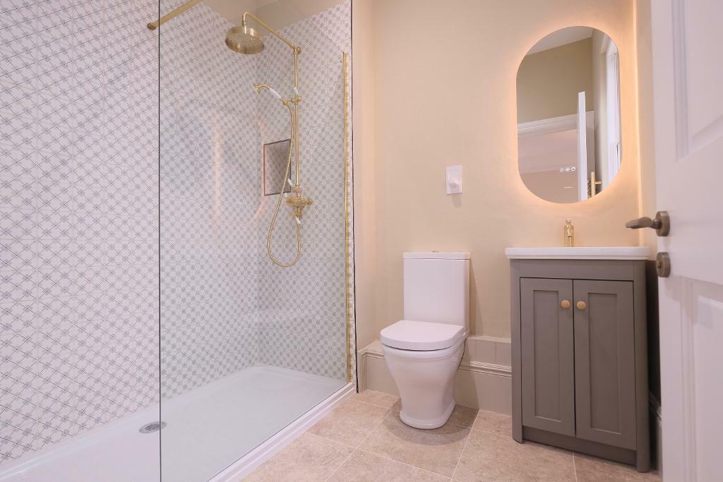 En suite shower room (Bedroom 2)