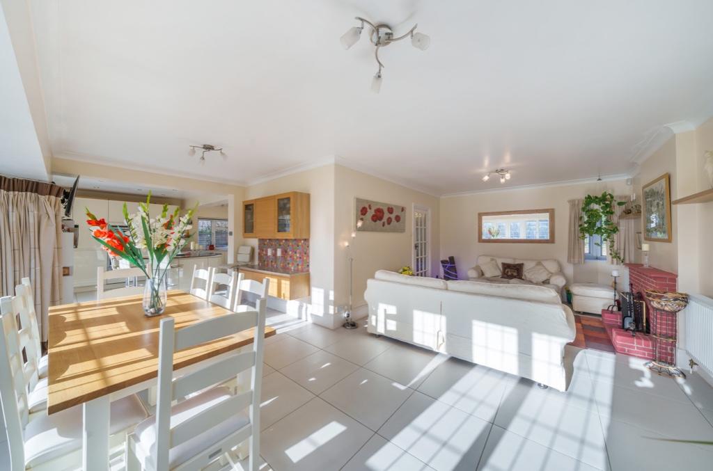 Lounge/Dining