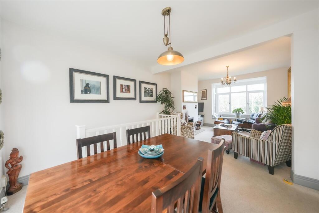 LOUNGE / DINING ROOM