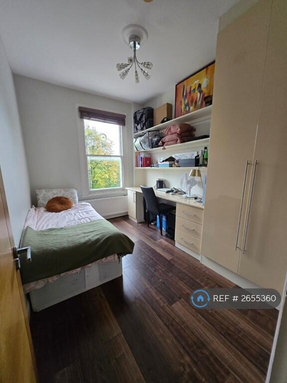 Single Bedroom With Inbuilt Storage &amp; Desk