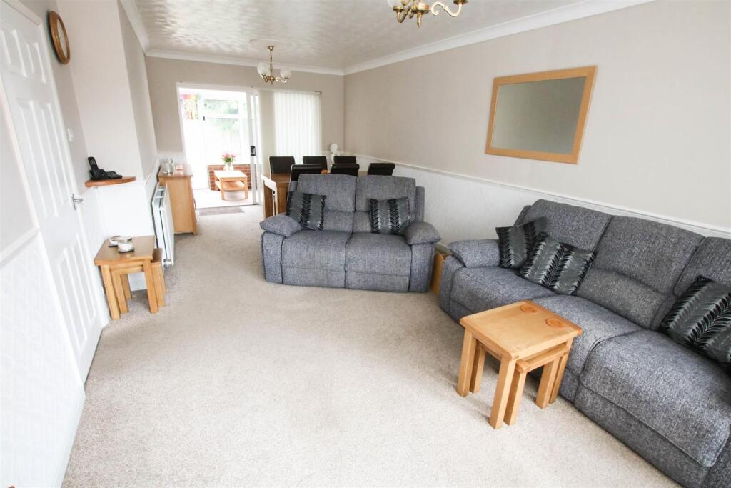 OPEN PLAN LOUNGE/ DINING ROOM
