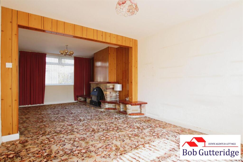 OPEN PLAN LOUNGE/DINING ROOM