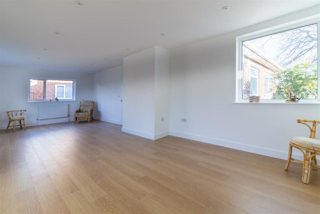 SITTING/DINING ROOM