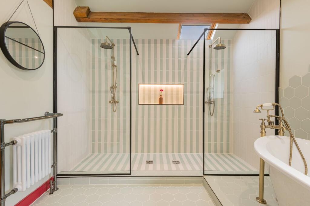 The Cottage - Bedroom One Ensuite