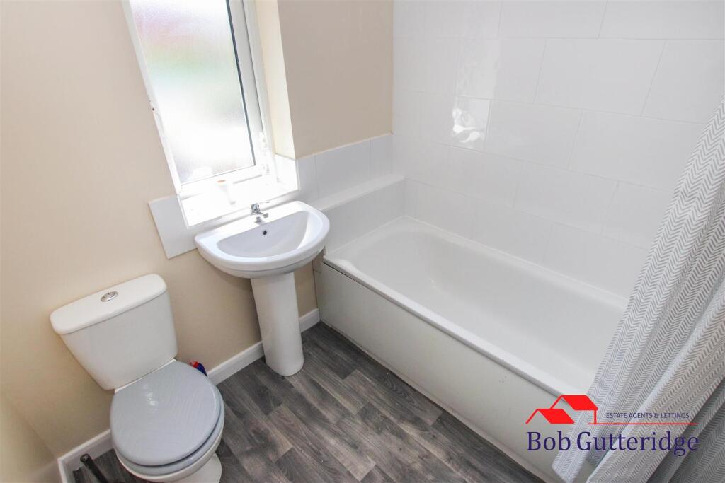 FIRST FLOOR FAMILY BATHROOM