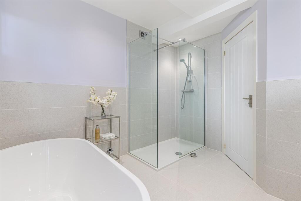 A29 - Rock Edge Rock End Avenue Torquay - 250304.j