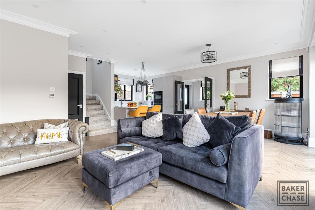 Lounge/Kitchen (Open-Plan)