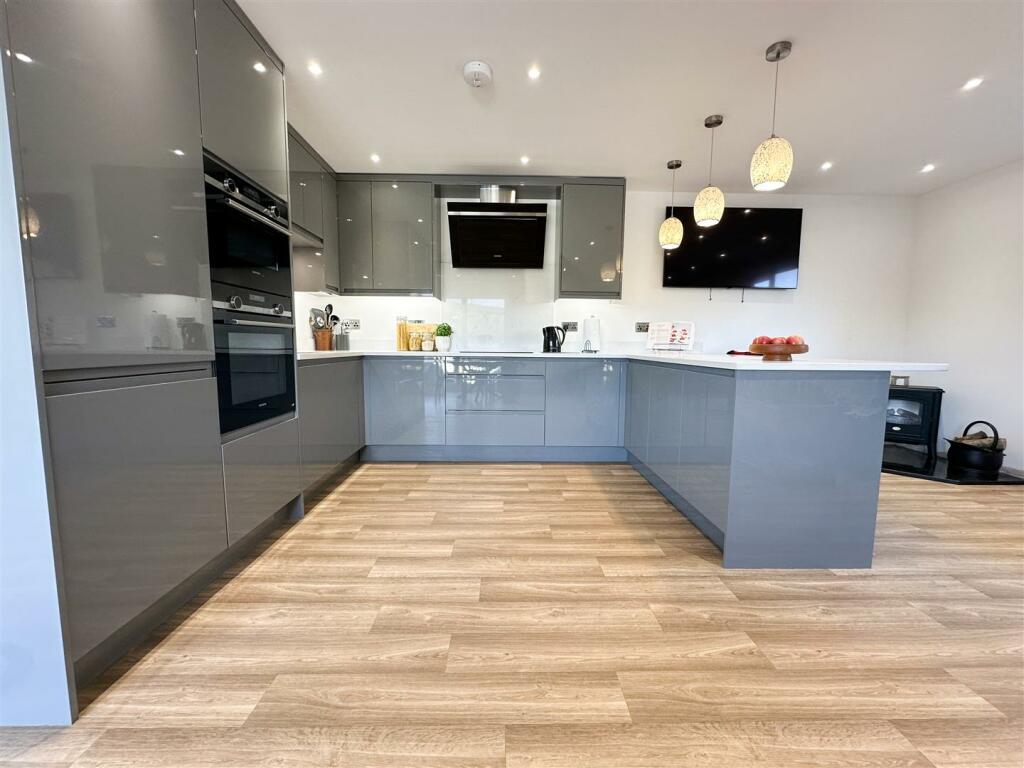 OPENPLAN BREAKFAST KITCHEN DINING FAMILY ROOM