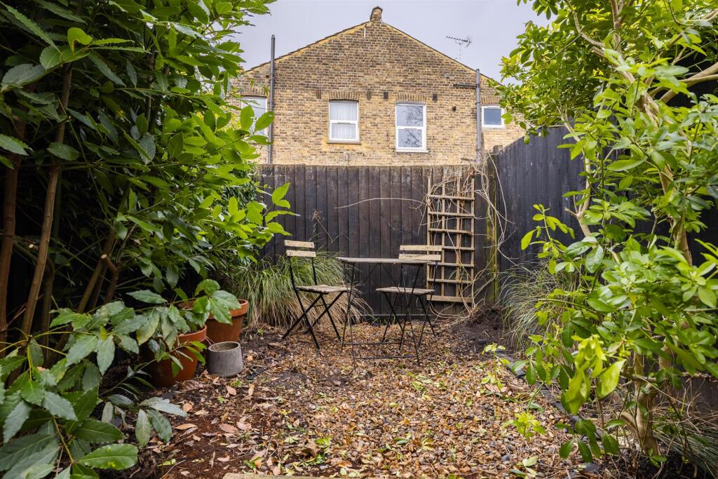 Lawton Road, E10