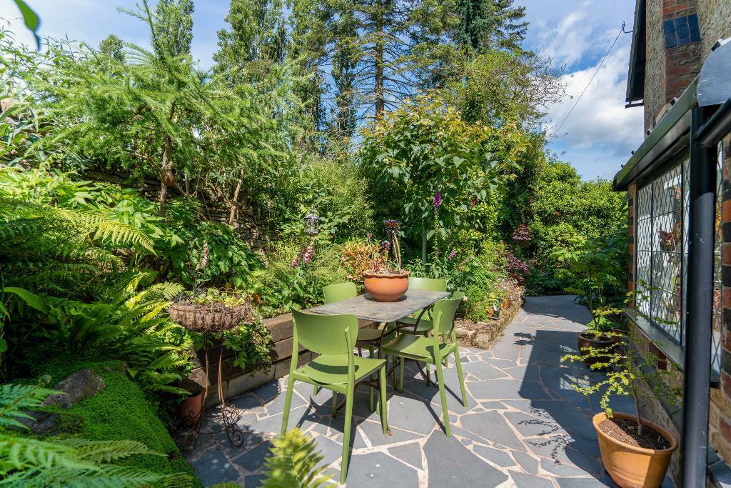 Sumptuous garden and patio