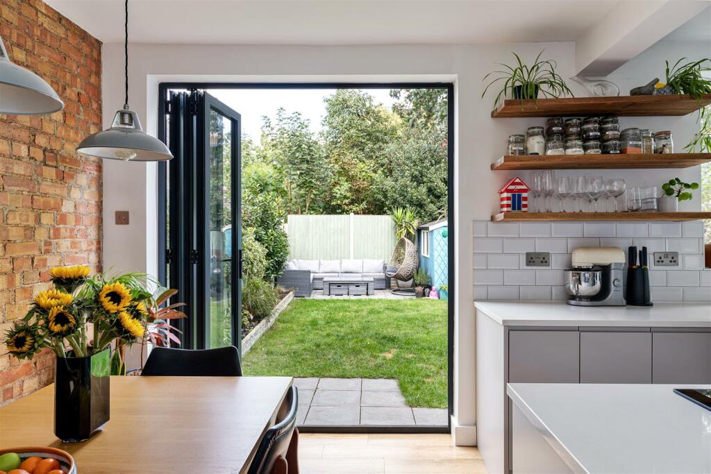 92 Cavendish Drive, E11