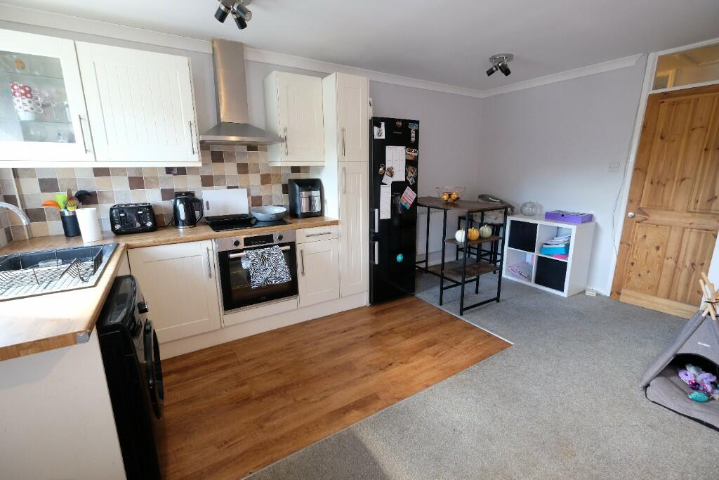 KITCHEN/LIVING ROOM