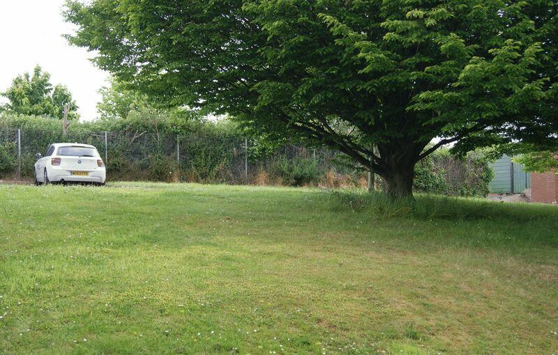 Shared lawn / parking