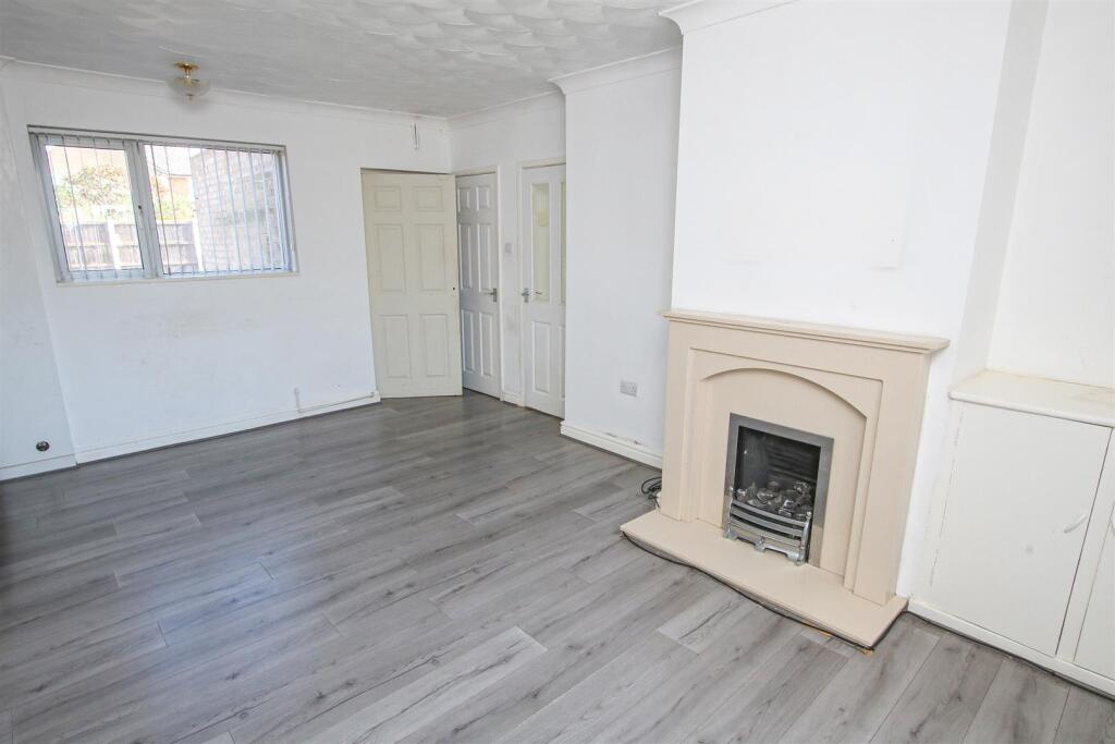 OPEN PLAN LIVING/DINING ROOM