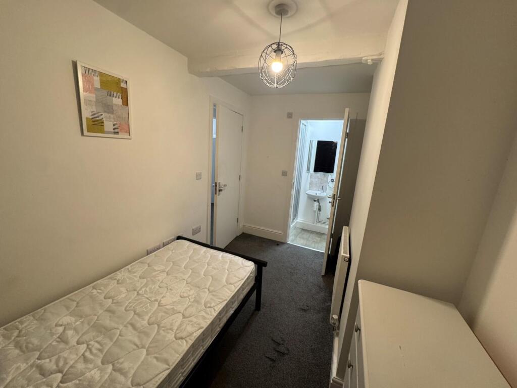 Bedroom to en-suite.jpg