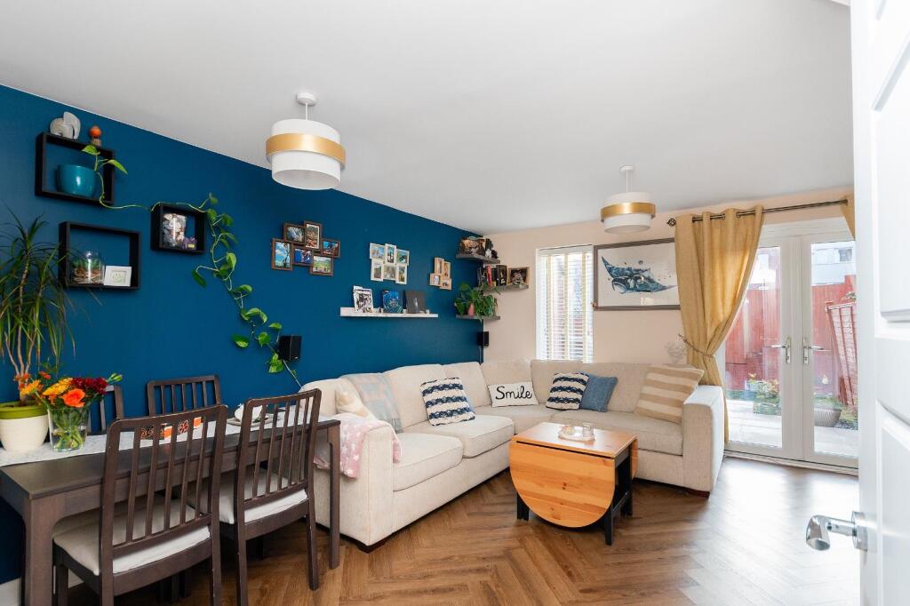 0M8RFP - Living Room C.jpg