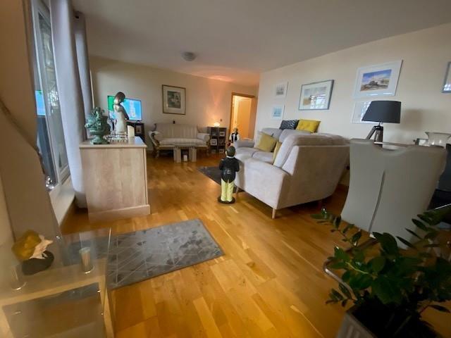 18 St georges Court lounge.jpg