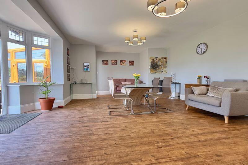 31' Kitchen/Breakfast/Family Room