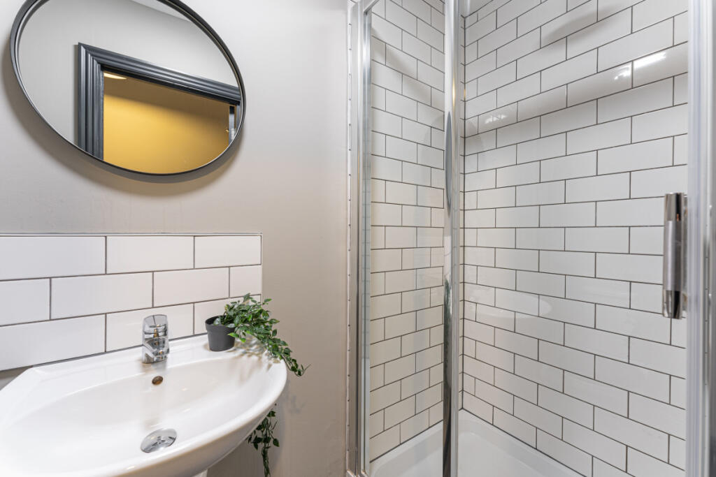 The Hosiery Factory Flat J Bathroom 3