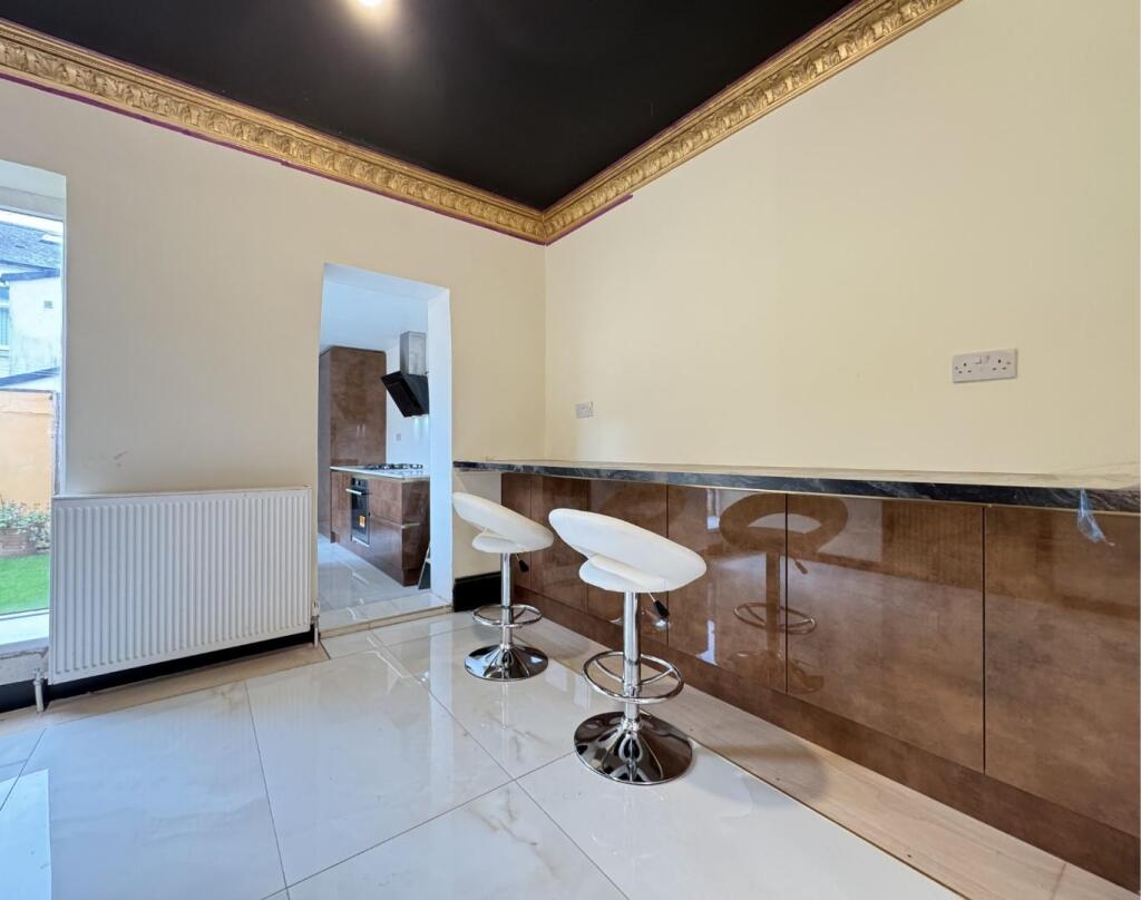 DINING/BREAKFAST ROOM