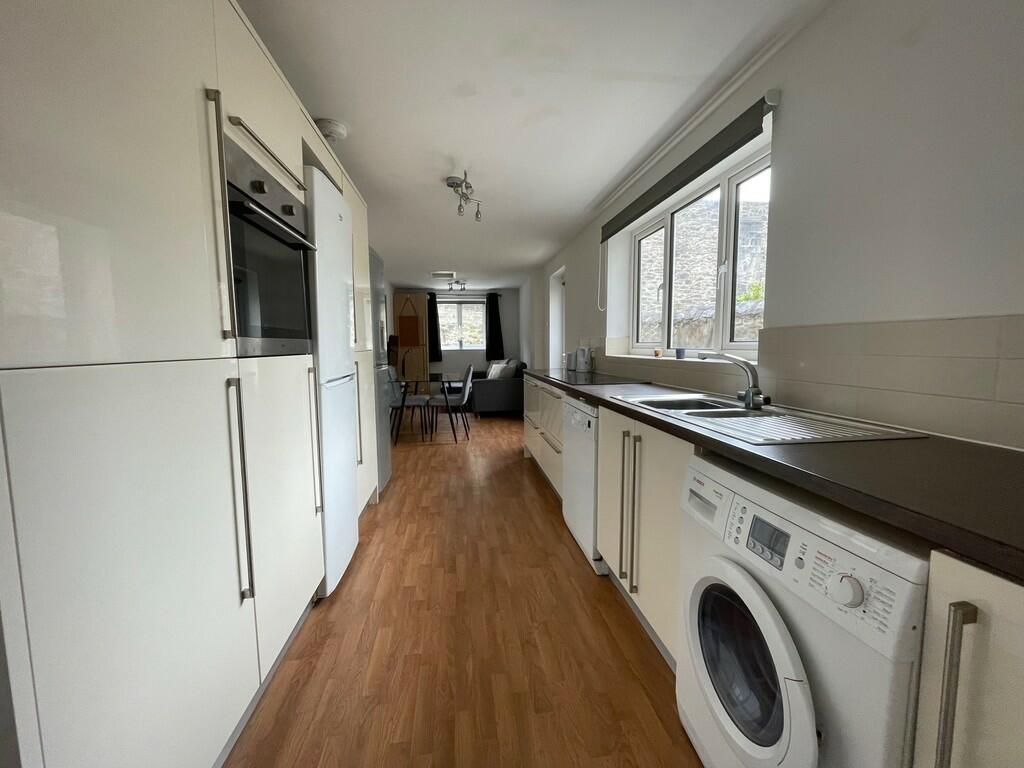 kitchen/communal ...