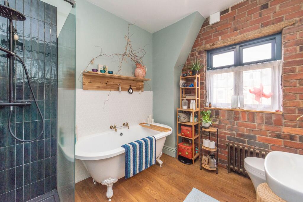 BEDROOMS AND BATHROOMS/UTILITY ROOM