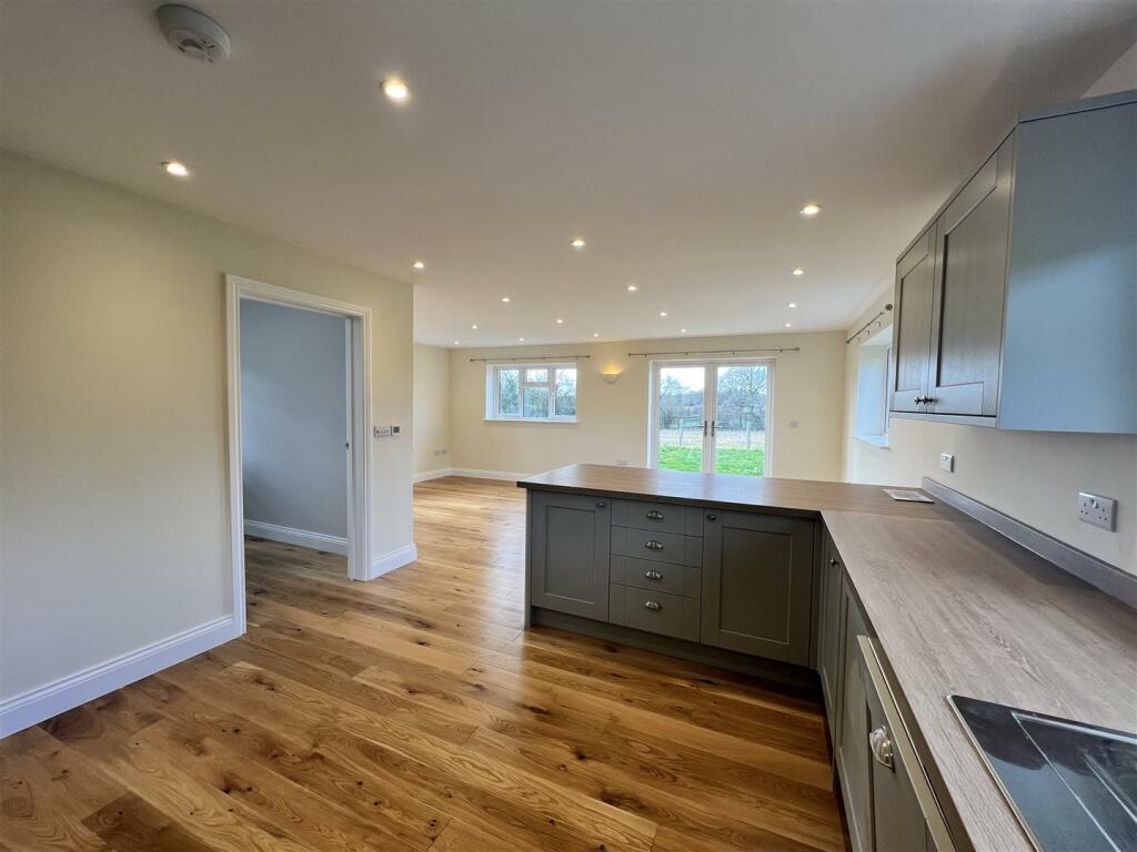 KITCHEN/LIVING