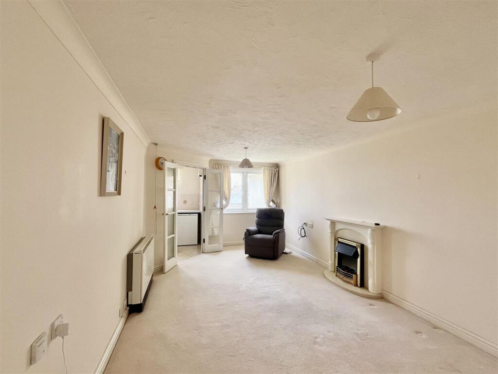 LOUNGE / DINING ROOM