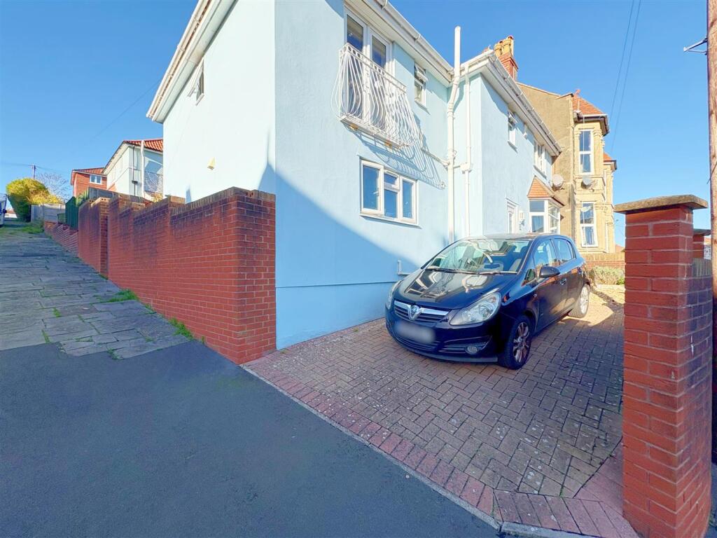 Driveway to front.jpg