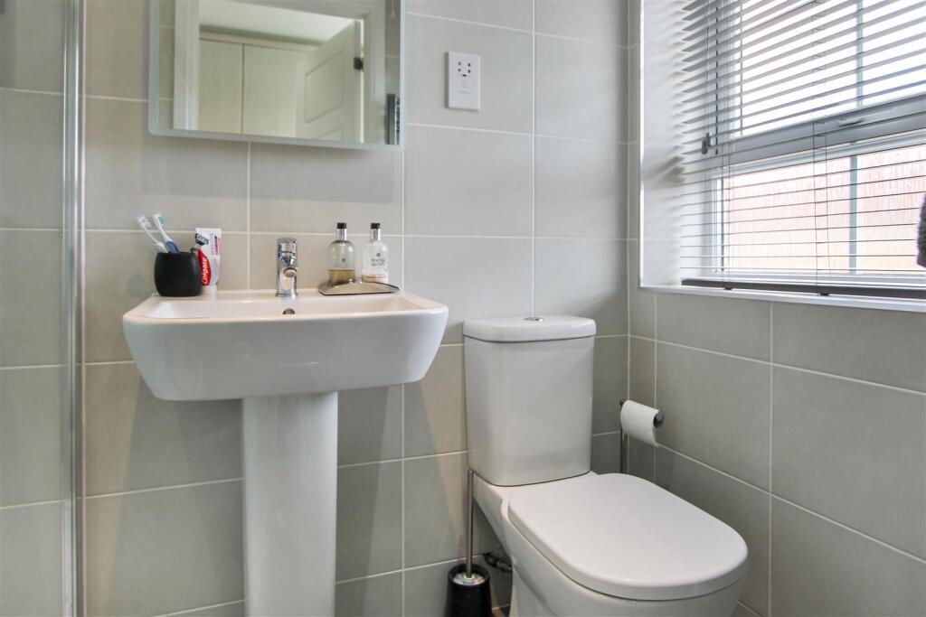 EN-SUITE SHOWER ROOM