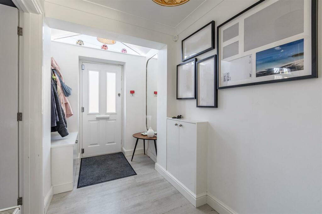 9 Spence Avenue, KT14 7TG - 19.jpg