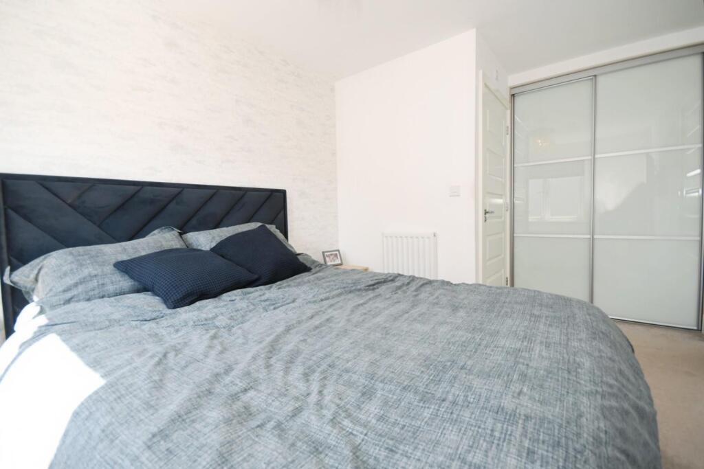 BEDROOM 1 03.jpg