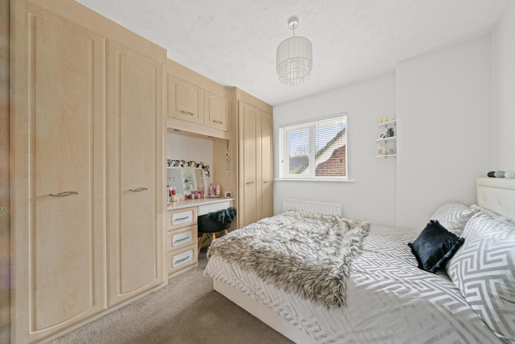 5 Summer Place KT15002