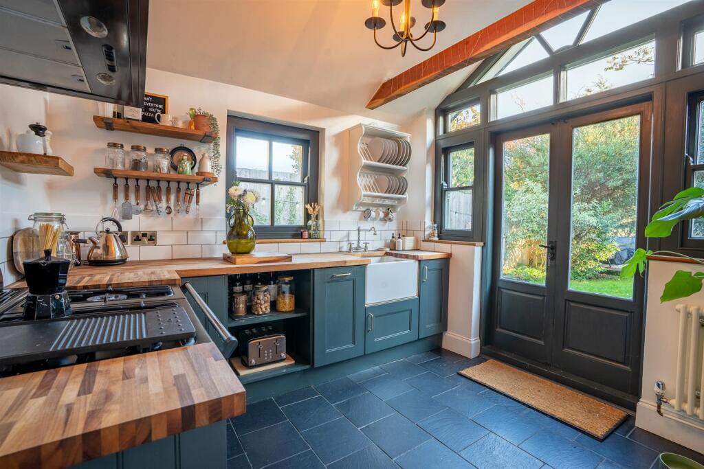 Kitchen 2.jpg